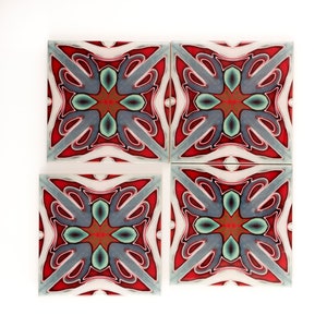 SET de 20 carreaux de céramique victorienne rouge foncé, beau design de jumelage, rouges foncés, bleus et verts en denim. Carrelage surround de cheminée d’époque