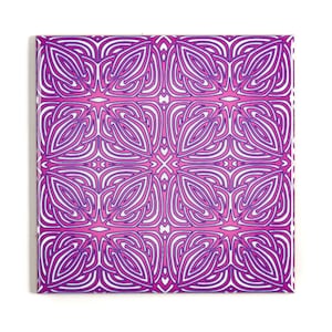 Peut inclure: Carreau de céramique carré avec un motif géométrique rose et blanc. Le motif est composé de lignes et de courbes complexes qui créent un design symétrique.