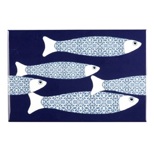 Könnte beinhalten: Fünf blaue und weiße Fische mit komplizierten geometrischen Mustern schwimmen vor einem dunkelblauen Hintergrund. Die Fische sind stilisiert und haben weiße Augen.