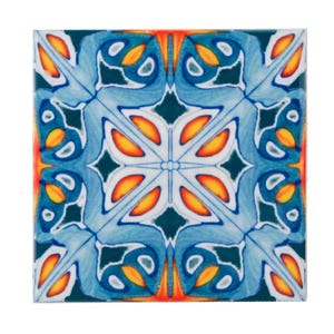Può includere: Piastrella quadrata in ceramica con un motivo floreale simmetrico. La piastrella presenta un motivo di forme blu, arancioni e bianche su uno sfondo verde scuro. Il design ricorda le piastrelle decorative tradizionali.