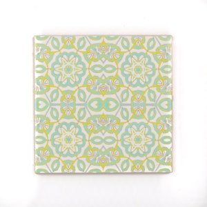 Edwardianska krämfärgade kakelplattor, dekorativa mönsterplattor, gul och blå millefiori-design, vackra stänkskydd, fondvägg, badrumskakel