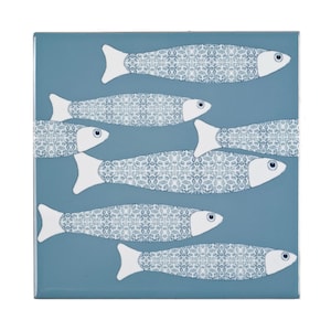 Könnte beinhalten: Quadratische, blaue Keramikfliese mit einem Muster aus stilisierten Fischen. Jeder Fisch hat einen weißen Schwanz und Kopf, mit einem gemusterten Körper in Blau- und Weißtönen. Die Fische sind horizontal angeordnet.