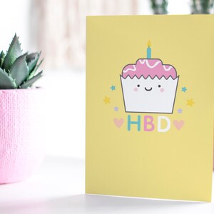 Joyeux anniversaire HBD A6 Cute Cake Carte de voeux | Carte d’anniversaire pour elle | Carte d’anniversaire de gâteau | Carte d’anniversaire d’ami | Carte d’anniversaire Kawaii
