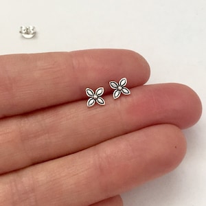 Flower Sterling Silver Stud Earrings, Dainty Silver Earrings Small floral earrings Minimal Earrings Birthday gifts 925 silver Earrings