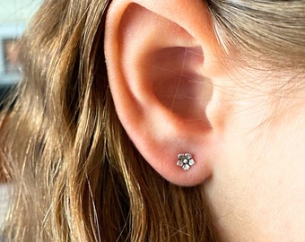 Tiny Daisy 925 Sterling Silver Stud Earrings - Flower Earrings - Minimal Silver Earrings Studs, bridesmaid dainty jewelry Everyday earrings