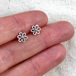 Sterling Silver Daisy stud earrings, 6 mm flower silver earrings, gift for girls silver studs for everyday sensitive ears Daisy Earrings