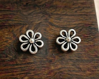 Sterling Silver Daisy Stud Earrings – Minimalist Floral Everyday Jewelry