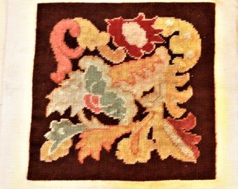 ANTIQUE NEEDLEPOINT HAND Made c. 1880 Square Stylized Flowers 11 1/4 x 11 1/4" - 28,5 x 28.5 cm