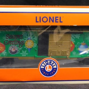 The Lionel 6-39264 LRRC 2004 Holiday Boxcar is a collectible O-Gauge freight car designed for Lionel Railroaders Club members