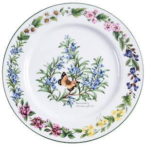 Puede incluir: Plato de cena de cerámica blanca con borde verde y un diseño floral con romero, una mariposa y el texto "Rosemary Rosmarinus officinalis".