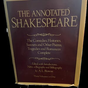 Puede incluir: Un libro de tapa dura titulado "THE ANNOTATED SHAKESPEARE" con letras doradas sobre un fondo burdeos. Incluye "The Comedies, Histories, Sonnets and Other Poems, Tragedies and Romances Complete" y "Three Volumes in One".
