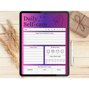 Puede incluir: Una tableta digital que muestra un planificador diario de autocuidado con secciones para la gratitud, las tareas, el estado de ánimo, la ingesta de agua y las comidas. El planificador tiene un fondo degradado rosa y morado con una ilustración estilizada de un rostro femenino.