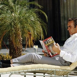 Sean Connery mantiene la calma con la lectura de cócteles Revista Time Los diamantes son para siempre Fotografía o póster Varios tamaños