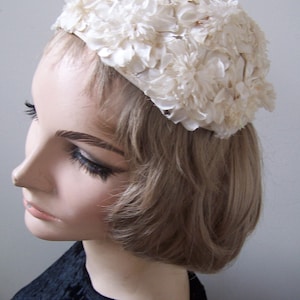 Vintage hat, pillbox style from the 60&#39;s beautiful white blossoms. Free shipping