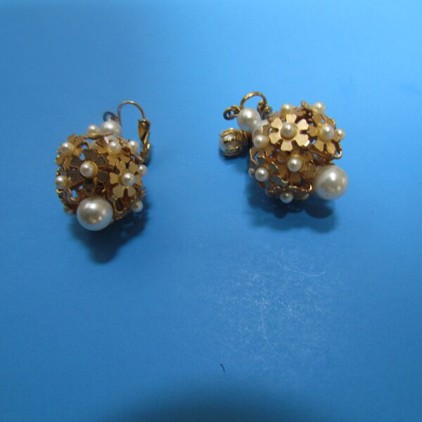 Vintage costume jewelry,  pair of earrings signed HOBE, faux pearls  and gold-toned flowers. Spectacular.   FREE shipping.