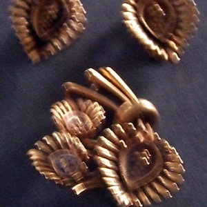 vintage costume jewelry by LISNER, set brooch and  matching clip earrings.  Free shipping