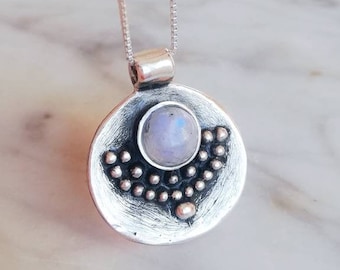 Pendente tondo puntinato con pietra cabochon in argento 925, ciondolo argento con pietra, ciondolo pietra di luna