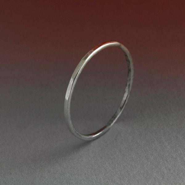 Anello impilante d'argento , Anello minimalista, Anello sottile, anelli per le donne, anello pollice, anello delicato cliofiorejewels