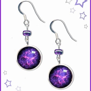 Pendientes de plata de ley con forma de nebulosa de cangrejo morado. Colgantes, de botón o con clip. Incluye tarjeta fotográfica GRATIS