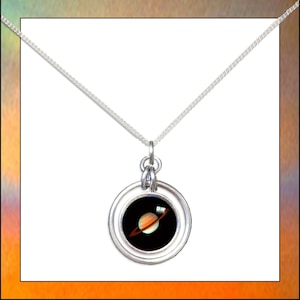 Pingente de argola de Saturno em uma corrente de prata esterlina com cartão de foto GRATUITO. Joias de arte originais feitas no Reino Unido.