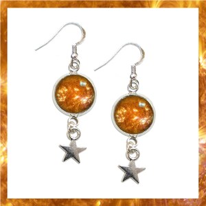 Orecchini a goccia con piccola stella d'argento e carta fotografica informativa GRATUITA. Space Art Jewellery