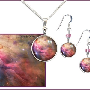 Colgante de nebulosa rosa y pendiente regalo conjunto con tarjeta de fotos informativa. Studs, Clips y Pendientes Drop