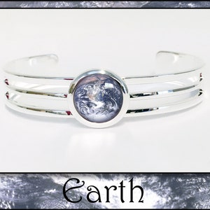 Bracelet jonc Terre avec carte-cadeau photographique gratuite. Cadeau du jour de la Terre.