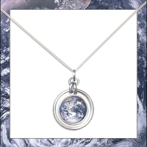 Pendentif Planet Earth Hoop avec chaîne en argent sterling et une carte photo informative GRATUITE. Bijoux Astro Art