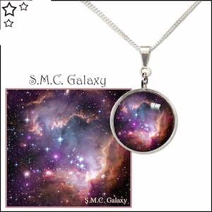 Colgante de galaxia en cadena de plata de ley con tarjeta fotográfica informativa gratuita. Joyas de arte espacial