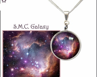 Colgante de galaxia en cadena de plata de ley con tarjeta fotográfica informativa gratuita. Joyas de arte espacial