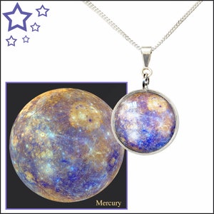 Pendentif planète Mercure sur une chaîne en argent sterling avec carte descriptive photo dans une boîte cadeau noire. Bijoux d'art spatial