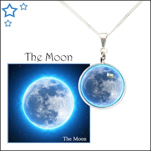 Colgante de luna azul en cadena de eslabones medianos de plata de ley con tarjeta fotográfica GRATIS. Joyas de arte espacial