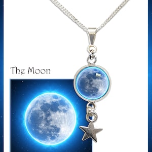 Hanger met maan en ster aan een sterlingzilveren ketting. Met GRATIS fotokaart. Space Art-sieraden