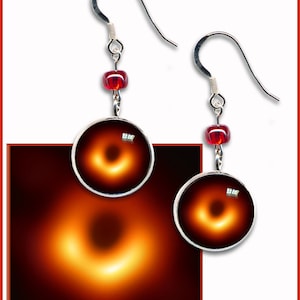 Orecchini Black Hole con cartolina fotografica informativa GRATUITA. Gioielli d'arte spaziale