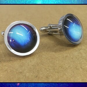 Neptune Cufflinks presentado en una caja de regalo plateada y negra con tarjeta de fotos descriptiva de alta calidad