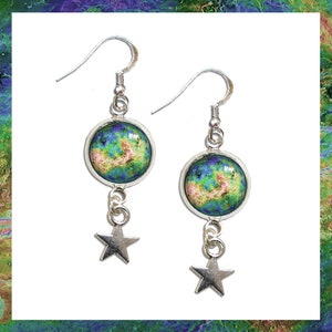 Groene Venus oorbellen met zilveren sterren en GRATIS informatieve fotokaart. Space Art Gifts