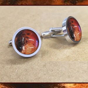 Mars Cufflinks presentado en una elegante caja cuadrada con tarjeta de fotos descriptiva de calidad