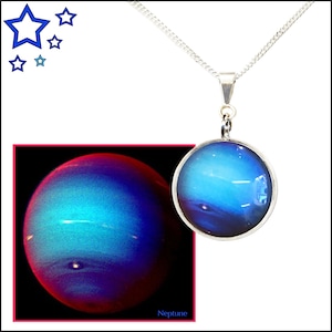 Colgante Neptuno en cadena de plata de ley con tarjeta fotográfica descriptiva de calidad en caja de regalo negra