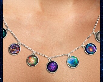 Collar con dije de nebulosa y galaxia con tarjeta fotográfica informativa GRATIS. Joyas de arte espacial