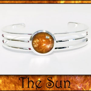 Pulseira de sol prateada com cartão fotográfico. Joias de arte espacial