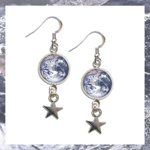 SilberNe Erde und Stern Ohrringe mit KOSTENLOS beschreibender Fotokarte. Space Art Schmuck