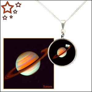 Colgante de Saturno en cadena de plata de ley con tarjeta de regalo con fotografía de alta calidad y caja de joyería negra.