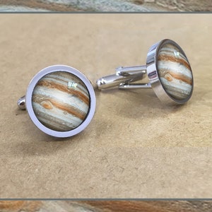 Jupiter Cufflinks con tarjeta de fotos de alta calidad presentada en una elegante caja negra y plateada.
