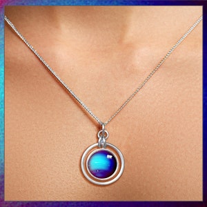 Colgante Aro Neptuno en Cadena de Plata de Ley con tarjeta informativa GRATIS. Joyería de arte astronómico