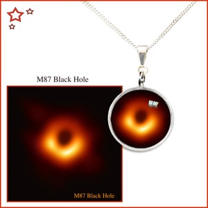 Colgante Black Hole y cadena de plata de primera ley. Joyería Space Art con tarjeta fotográfica informativa GRATUITA.