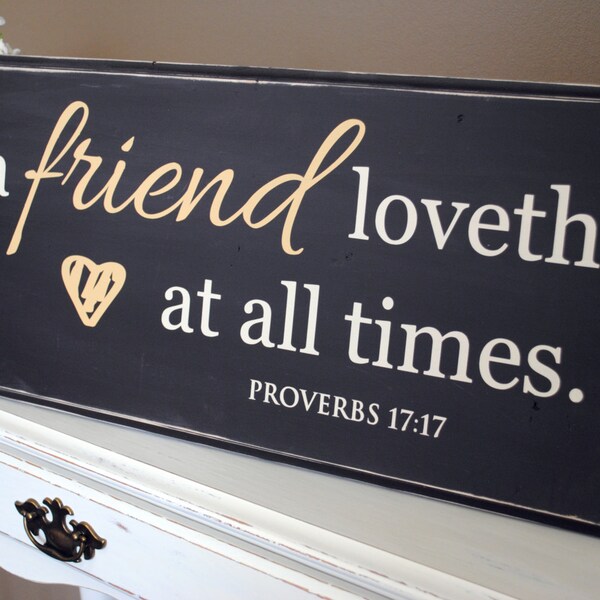 Un ami aime en tout temps - un ami aime en tout temps. Panneau de bois parfait pour vos amis ! Proverbes 17:17