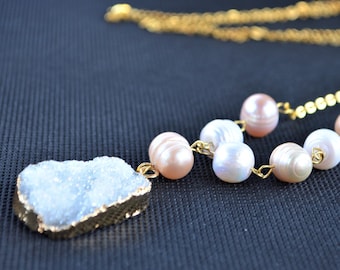 Chain Long Boho Necklace/Lariat with White Natural Druzy Agate Gold Plated Pendant decorated with White and Pink Freshwater Pearl beads