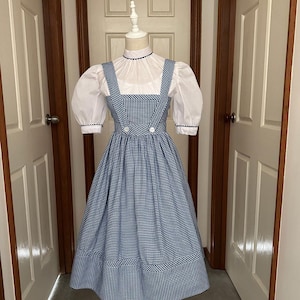 Replika sukienki Dorotki Judy Garland z Czarnoksiężnika z Krainy Oz