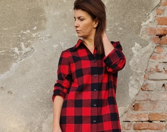 Sukienka koszulowa w kratę flanelową: długi kaftan w szkocką kratę