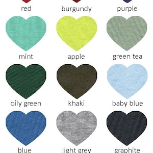 Pu&ograve; includere: Una cartella con 14 campioni di tessuto a forma di cuore in vari colori, tra cui rosso, bordeaux, viola, menta, verde mela, t&egrave; verde, verde oliva, kaki, azzurro, blu, grigio chiaro, grafite, marrone e nero. Il testo "DOROTEYYA TSARSKA" &egrave; in cima alla cartella.